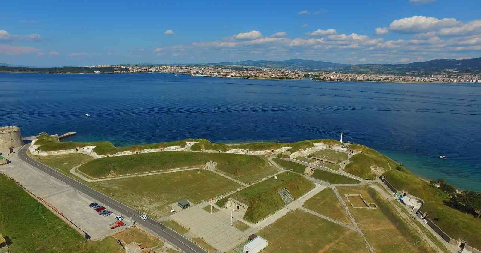 Çanakkale’de, 252 yıllık tarihi Namazgah Tabyasının sur duvarları restore ediliyor Çanakkale Savaşları sırasında 4. Ağır Topçu Alayı’nın karargah merkezi olan Namazgah Tabyalarının sur duvarlarının restorasyon çalışmaları ...