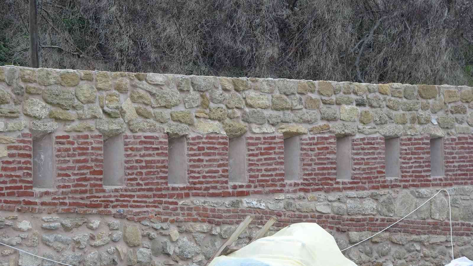 Çanakkale’de, 252 yıllık tarihi Namazgah Tabyasının sur duvarları restore ediliyor Çanakkale Savaşları sırasında 4. Ağır Topçu Alayı’nın karargah merkezi olan Namazgah Tabyalarının sur duvarlarının restorasyon çalışmaları ...