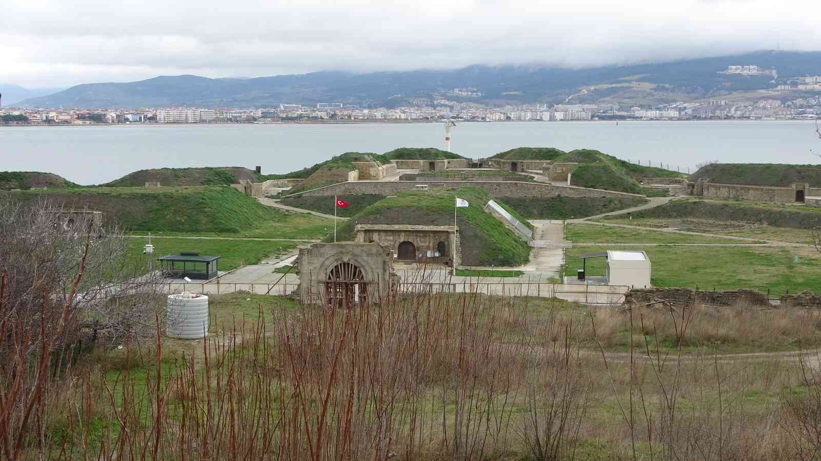 Çanakkale’de, 252 yıllık tarihi Namazgah Tabyasının sur duvarları restore ediliyor Çanakkale Savaşları sırasında 4. Ağır Topçu Alayı’nın karargah merkezi olan Namazgah Tabyalarının sur duvarlarının restorasyon çalışmaları ...