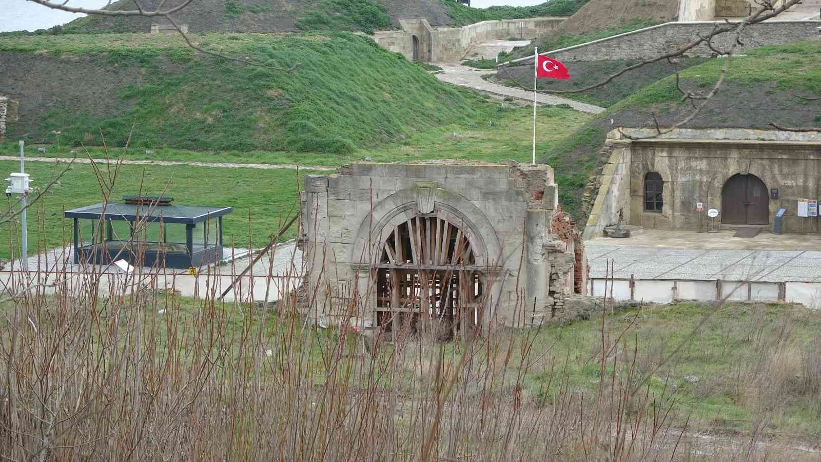 Çanakkale’de, 252 yıllık tarihi Namazgah Tabyasının sur duvarları restore ediliyor Çanakkale Savaşları sırasında 4. Ağır Topçu Alayı’nın karargah merkezi olan Namazgah Tabyalarının sur duvarlarının restorasyon çalışmaları ...