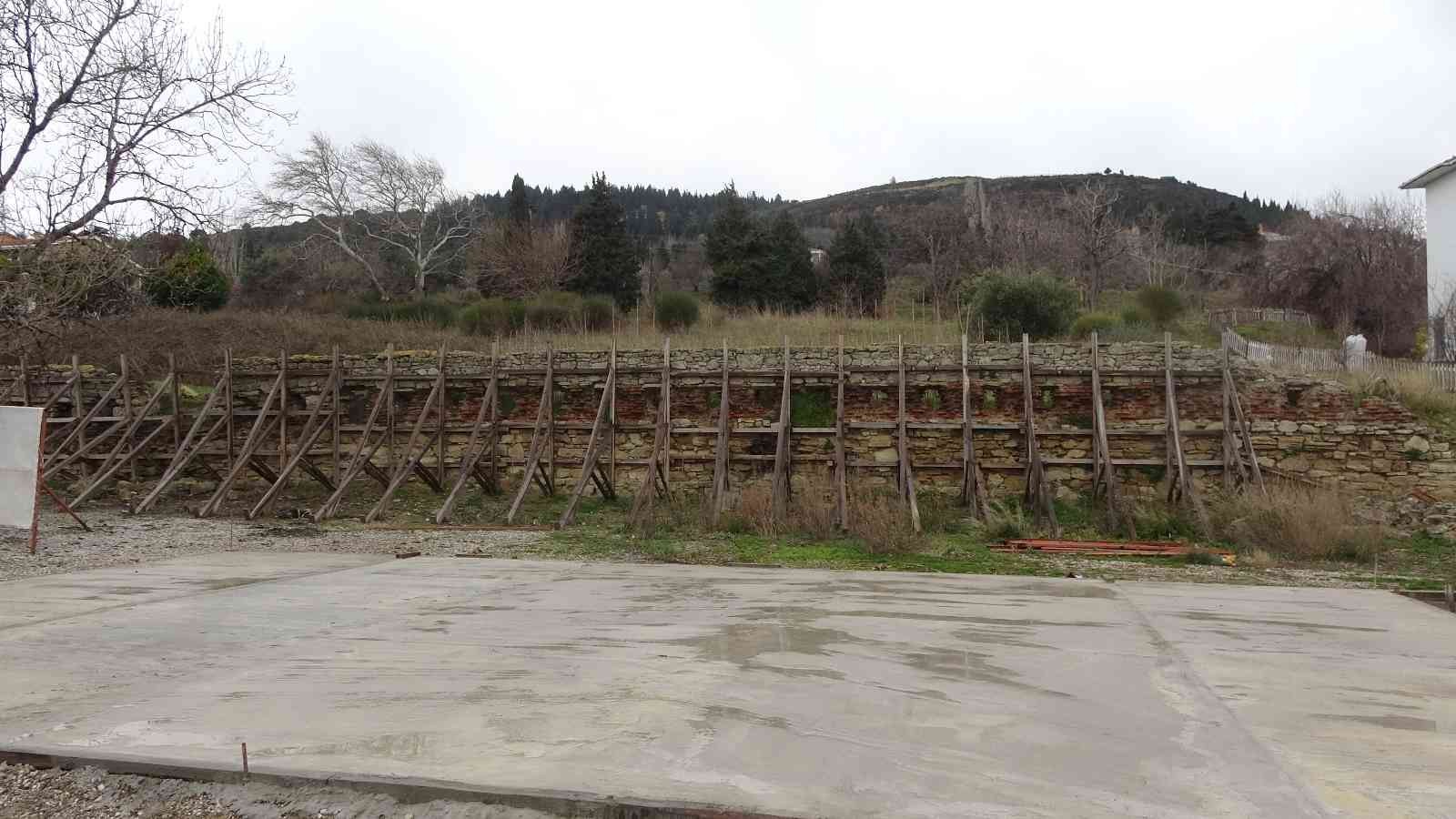 Çanakkale’de, 252 yıllık tarihi Namazgah Tabyasının sur duvarları restore ediliyor Çanakkale Savaşları sırasında 4. Ağır Topçu Alayı’nın karargah merkezi olan Namazgah Tabyalarının sur duvarlarının restorasyon çalışmaları ...
