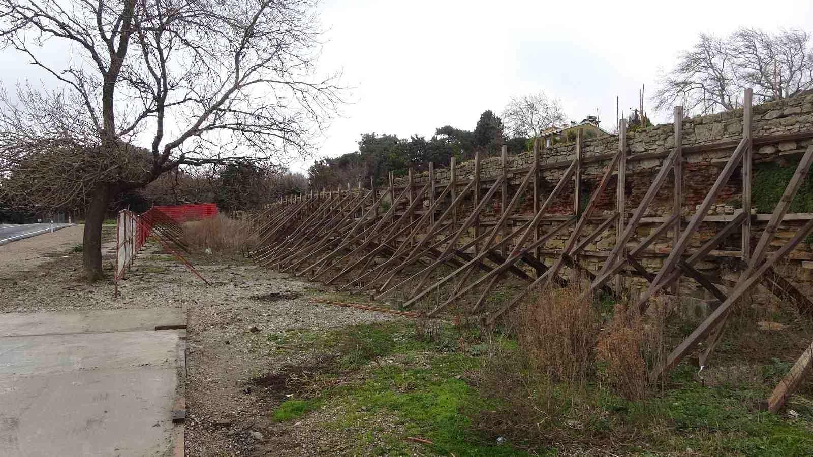 Çanakkale’de, 252 yıllık tarihi Namazgah Tabyasının sur duvarları restore ediliyor Çanakkale Savaşları sırasında 4. Ağır Topçu Alayı’nın karargah merkezi olan Namazgah Tabyalarının sur duvarlarının restorasyon çalışmaları ...