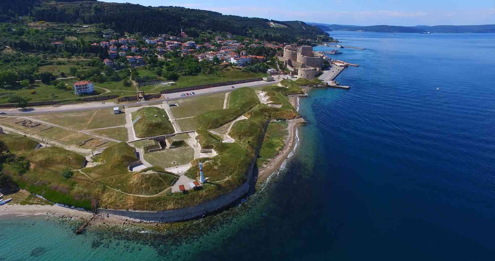 Çanakkale’de, 252 yıllık tarihi Namazgah Tabyasının sur duvarları restore ediliyor Çanakkale Savaşları sırasında 4. Ağır Topçu Alayı’nın karargah merkezi olan Namazgah Tabyalarının sur duvarlarının restorasyon çalışmaları ...
