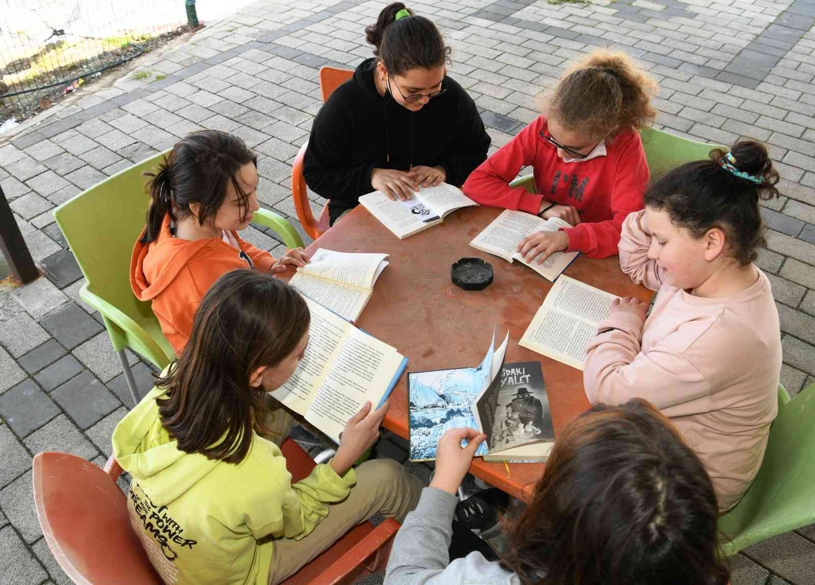 Çanakkale’de öğrenci ve öğretmenler açık havada kitap okudu Lapseki Şehit Hüseyin Çetin İmam Hatip Ortaokulu öğrencileri İlçe Milli Eğitim Müdürü Aydın Şafak Kılıçaslan da katıldığı programda açık havada ...