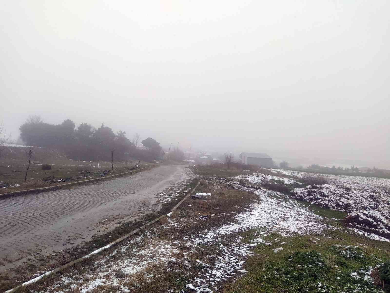 Çatalca’da kar yağışı İstanbul’da beklenen kar yağışı Çatalca’da başladı. Kar yağışının etkisiyle beyaza bürünen çatılar havadan görüntülendi. İstanbul’da günlerdir ...