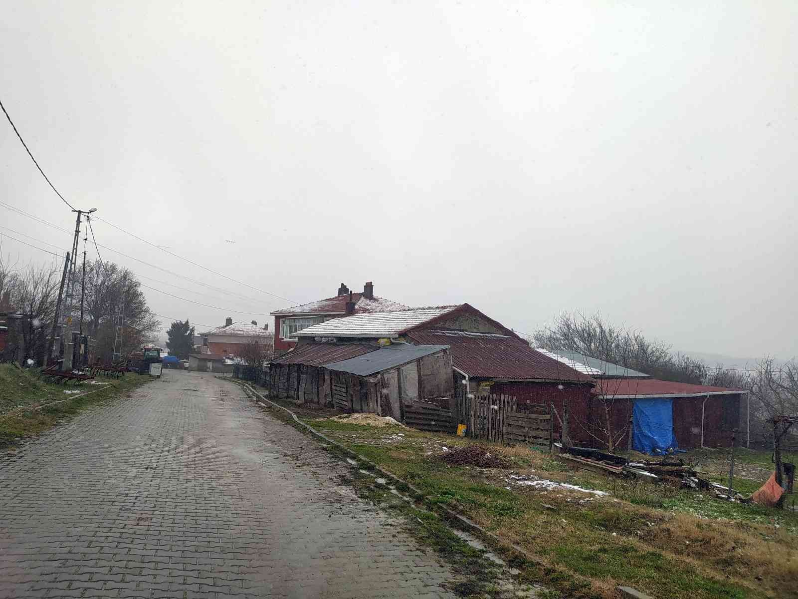 Çatalca’da kar yağışı İstanbul’da beklenen kar yağışı Çatalca’da başladı. Kar yağışının etkisiyle beyaza bürünen çatılar havadan görüntülendi. İstanbul’da günlerdir ...