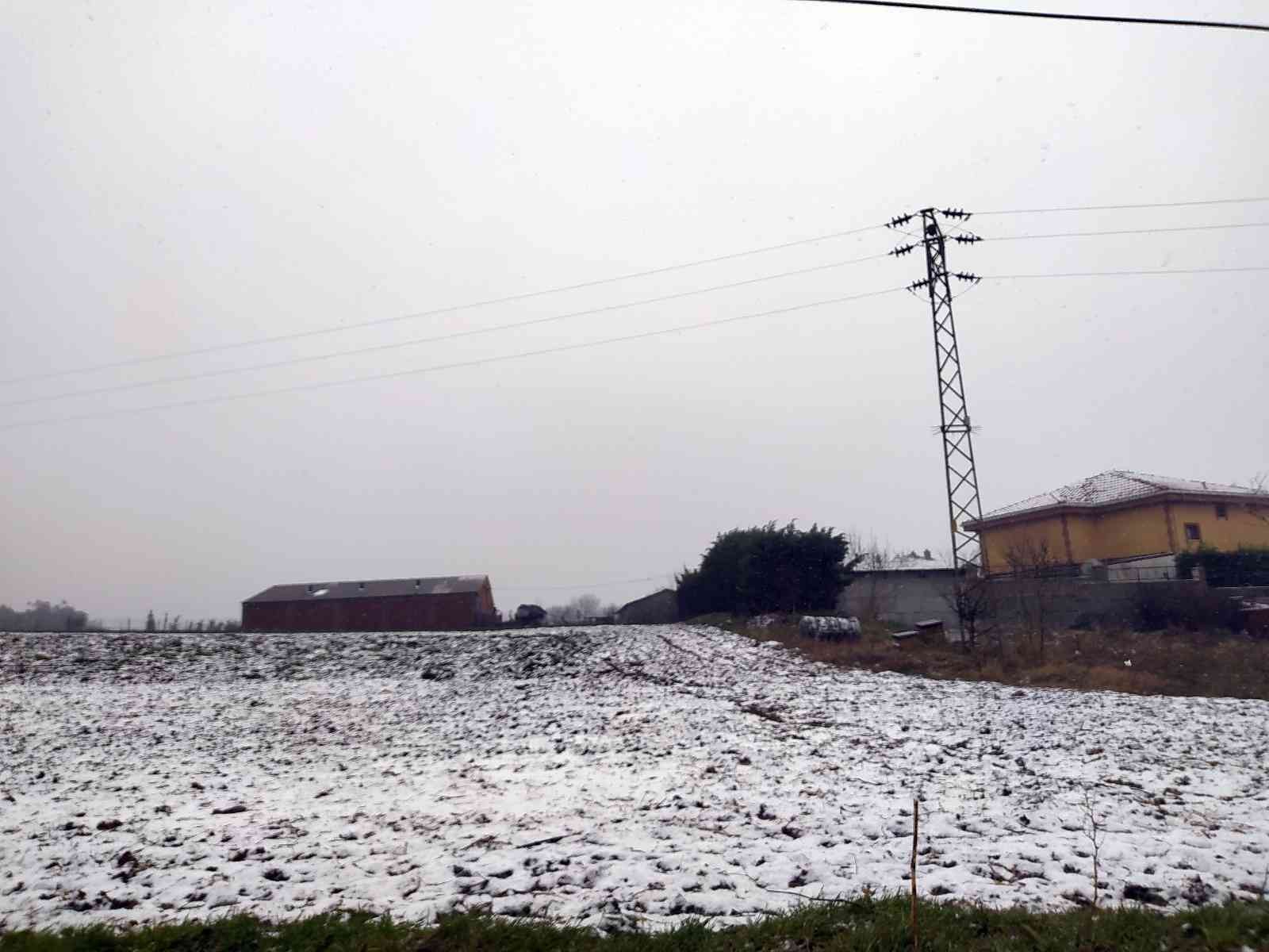 Çatalca’da kar yağışı İstanbul’da beklenen kar yağışı Çatalca’da başladı. Kar yağışının etkisiyle beyaza bürünen çatılar havadan görüntülendi. İstanbul’da günlerdir ...