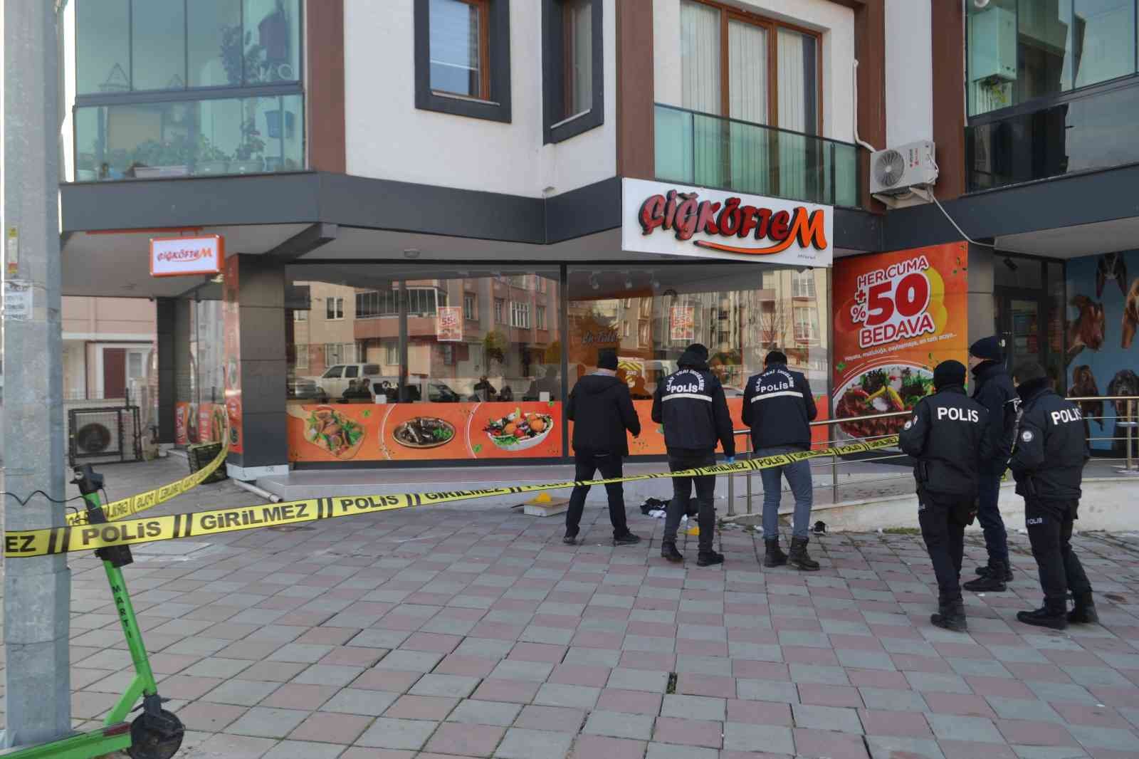 Çatıdan düşen genç ağır yaralandı Tekirdağ’ın Çorlu ilçesinde bir apartmanının çatısından düşen genç ağır yaralandı. Düştüğü an ise kameraya yansıdı. Edinilen bilgiye göre ...