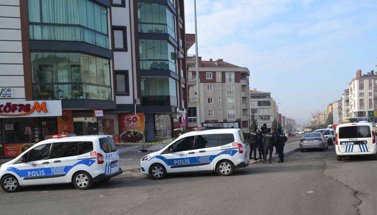 Çatıdan düşen genç ağır yaralandı Tekirdağ’ın Çorlu ilçesinde bir apartmanının çatısından düşen genç ağır yaralandı. Düştüğü an ise kameraya yansıdı. Edinilen bilgiye göre ...
