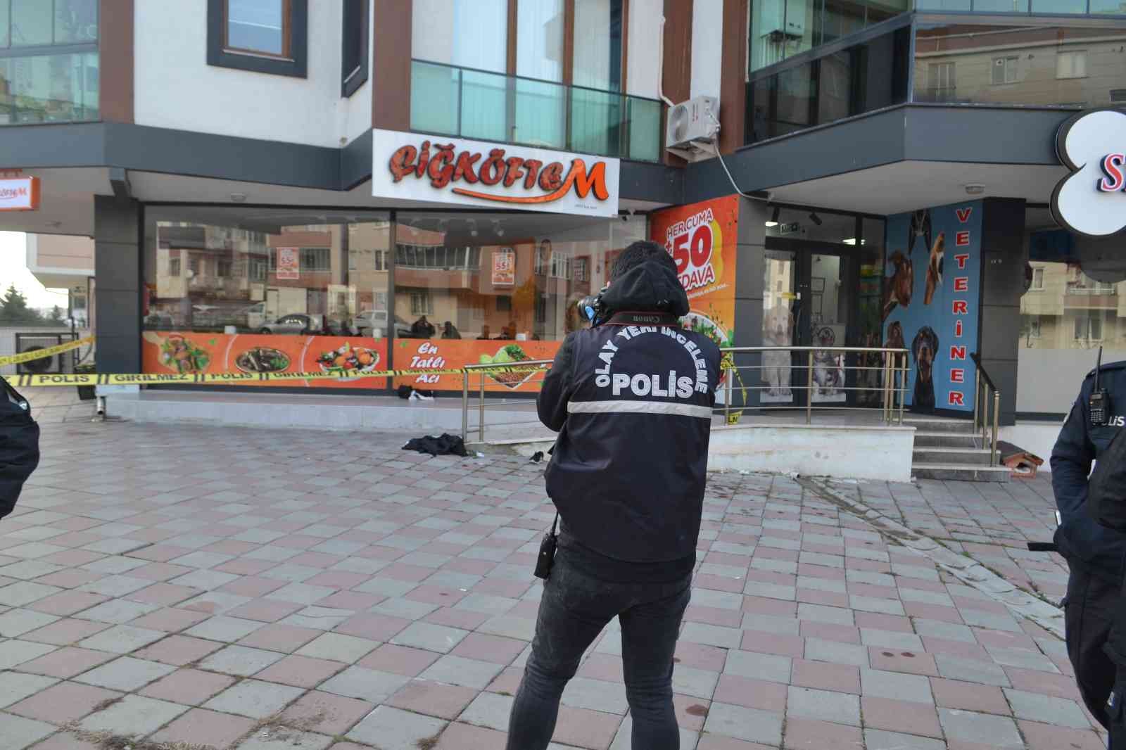 Çatıdan düşen genç ağır yaralandı Tekirdağ’ın Çorlu ilçesinde bir apartmanının çatısından düşen genç ağır yaralandı. Düştüğü an ise kameraya yansıdı. Edinilen bilgiye göre ...