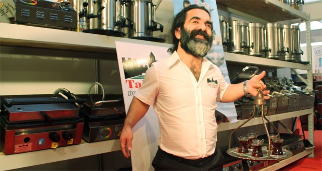 "Çaycı Hüseyin" lakaplı ünlü oyuncu, dolandırılmasına ilişkin davada ifade verdi "Çaycı Hüseyin" lakabıyla bilinen ünlü oyuncu Alpaslan Özmol, ‘hesabına mavi tik alacağız’ yalanına inanarak dolandırılmıştı. Açılan davada ...