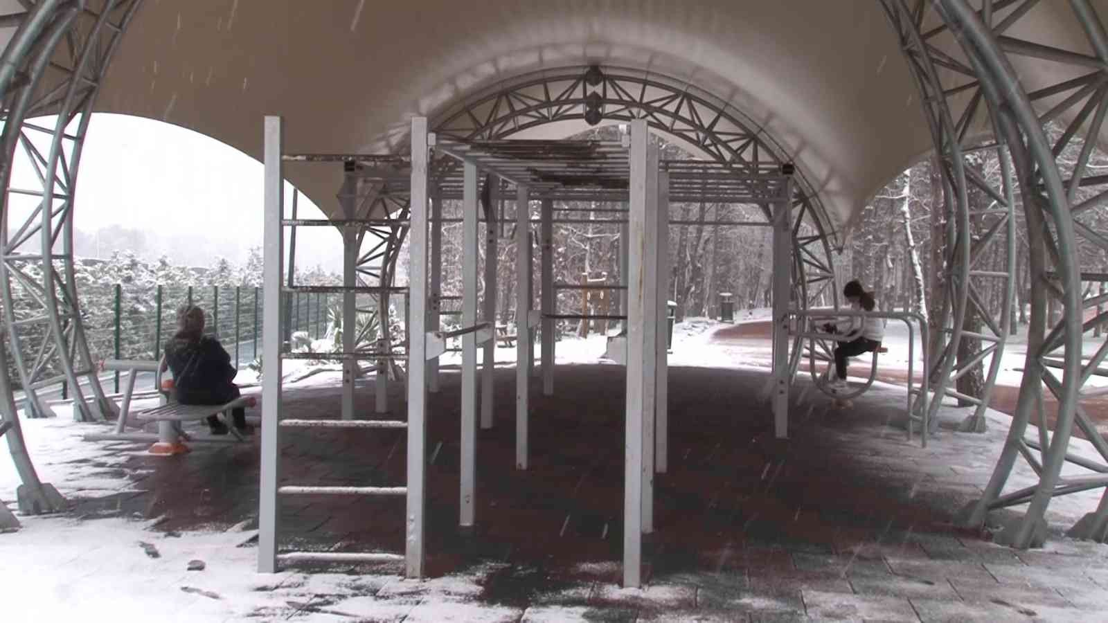 Çekmeköy’de vatandaşlar yağan kar altında sabah sporu yaptı İstanbul’da beklenen kar yağışı gece saatlerinden itibaren etkisini ara ara gösteriyor. Anadolu Yakası ilçelerinden Çekmeköy’de vatandaşlar yağan ...