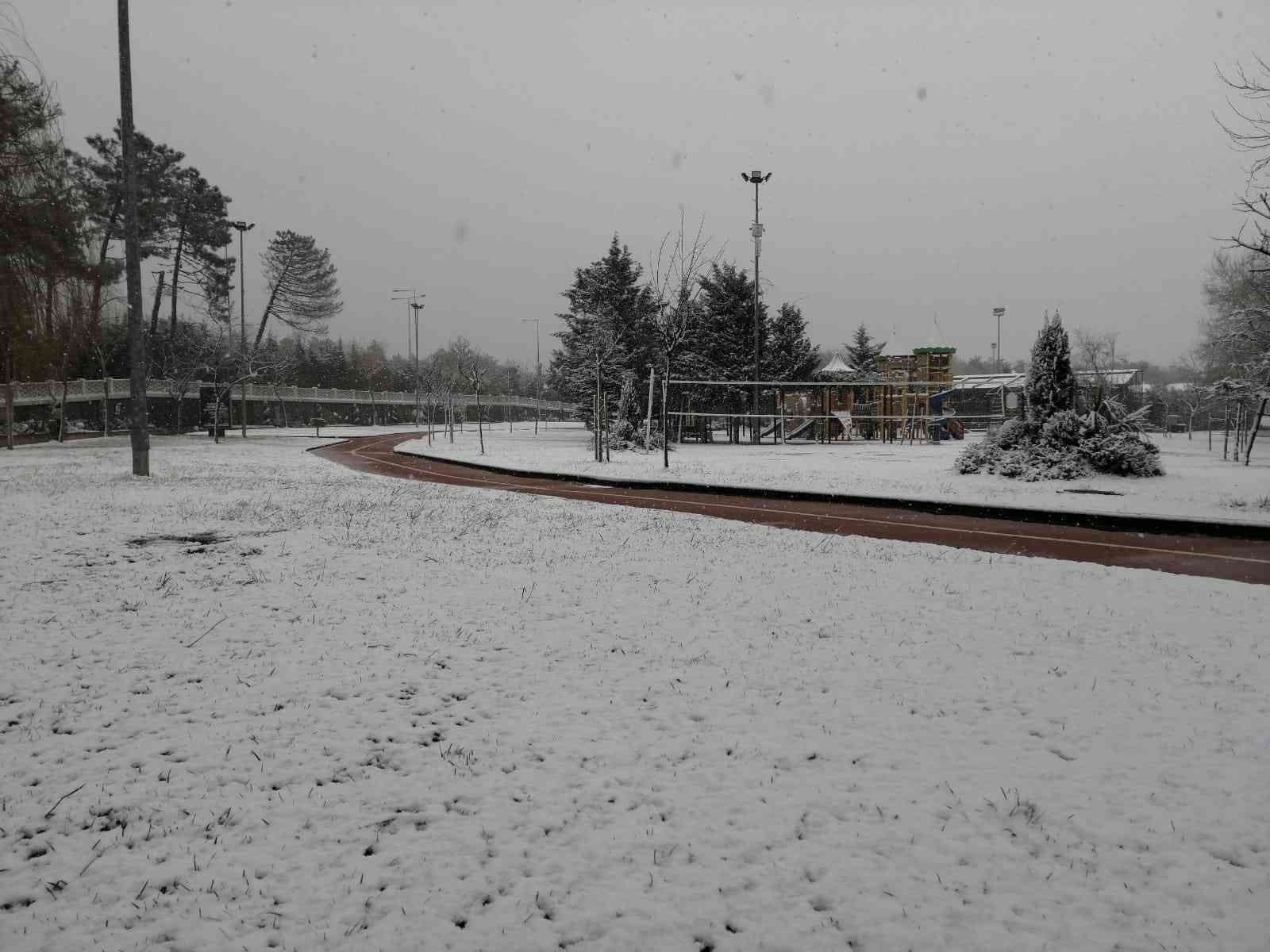 Çekmeköy’de vatandaşlar yağan kar altında sabah sporu yaptı İstanbul’da beklenen kar yağışı gece saatlerinden itibaren etkisini ara ara gösteriyor. Anadolu Yakası ilçelerinden Çekmeköy’de vatandaşlar yağan ...
