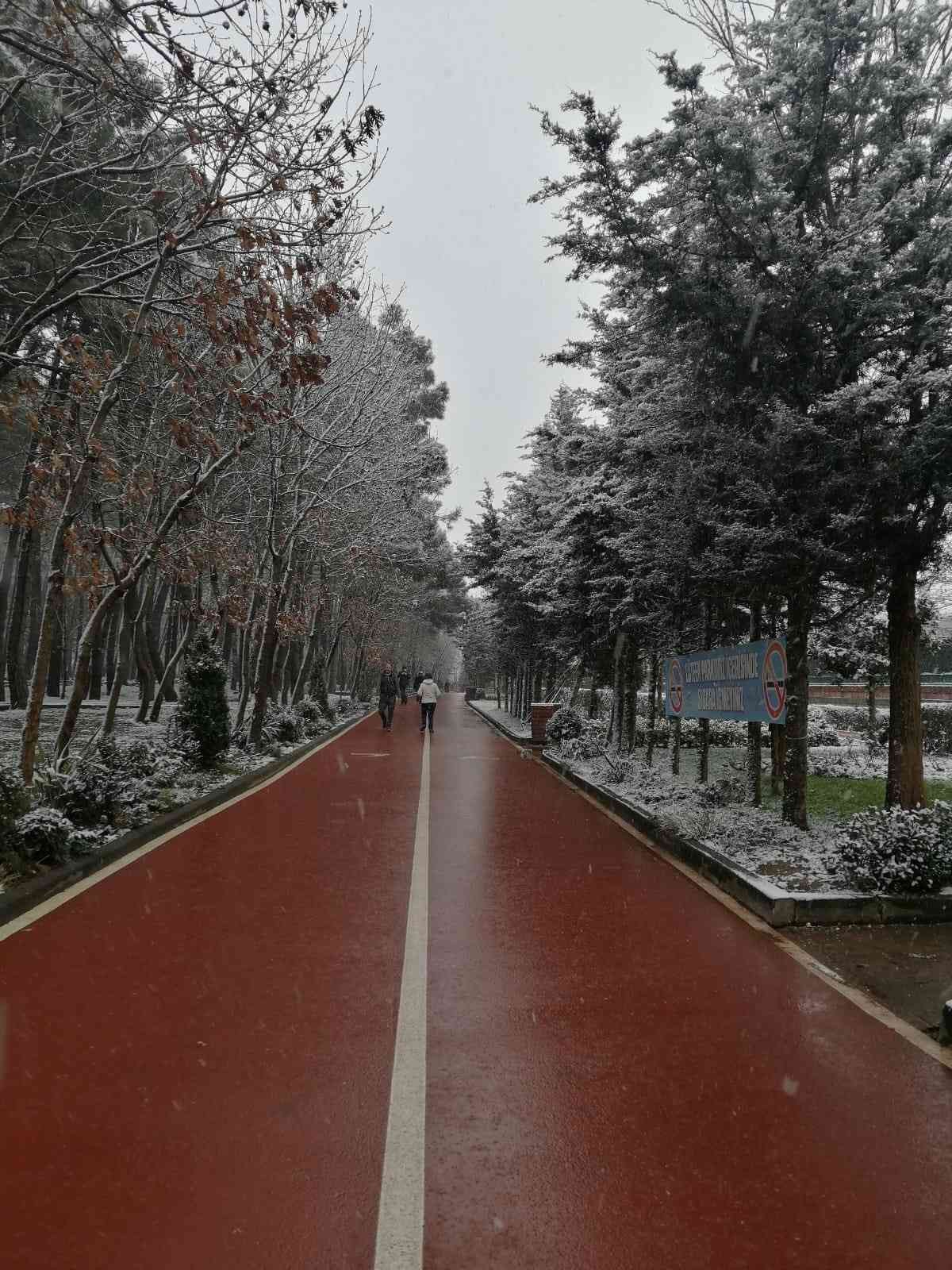 Çekmeköy’de vatandaşlar yağan kar altında sabah sporu yaptı İstanbul’da beklenen kar yağışı gece saatlerinden itibaren etkisini ara ara gösteriyor. Anadolu Yakası ilçelerinden Çekmeköy’de vatandaşlar yağan ...