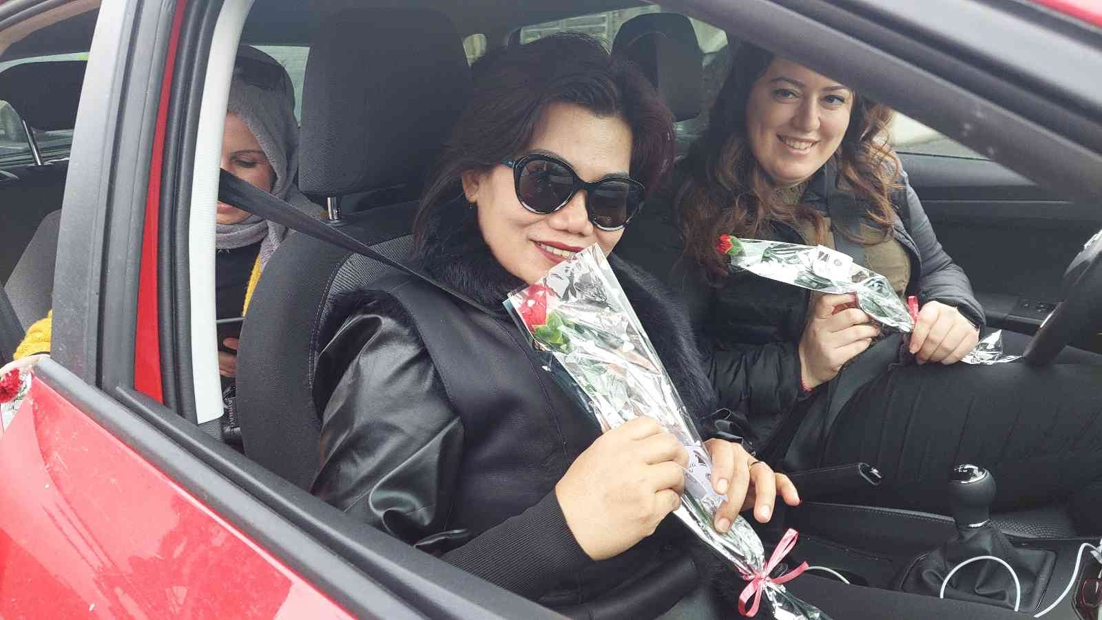 Ceza endişesi sürprize dönüştü Tekirdağ İl Emniyet Müdürlüğü ekipleri, uygulama yaptıkları noktalarda 8 Mart Dünya Kadınlar Günü dolayısıyla yolda seyahat eden kadınlara ...