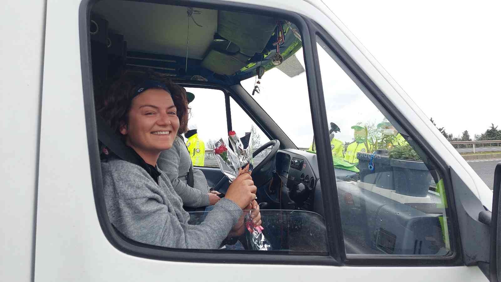 Ceza endişesi sürprize dönüştü Tekirdağ İl Emniyet Müdürlüğü ekipleri, uygulama yaptıkları noktalarda 8 Mart Dünya Kadınlar Günü dolayısıyla yolda seyahat eden kadınlara ...