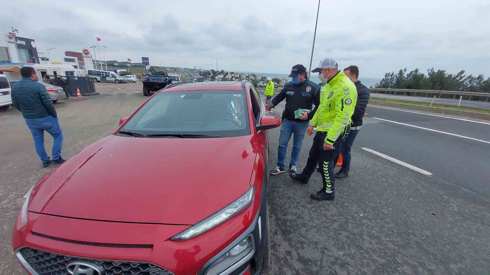 Ceza endişesi sürprize dönüştü Tekirdağ İl Emniyet Müdürlüğü ekipleri, uygulama yaptıkları noktalarda 8 Mart Dünya Kadınlar Günü dolayısıyla yolda seyahat eden kadınlara ...