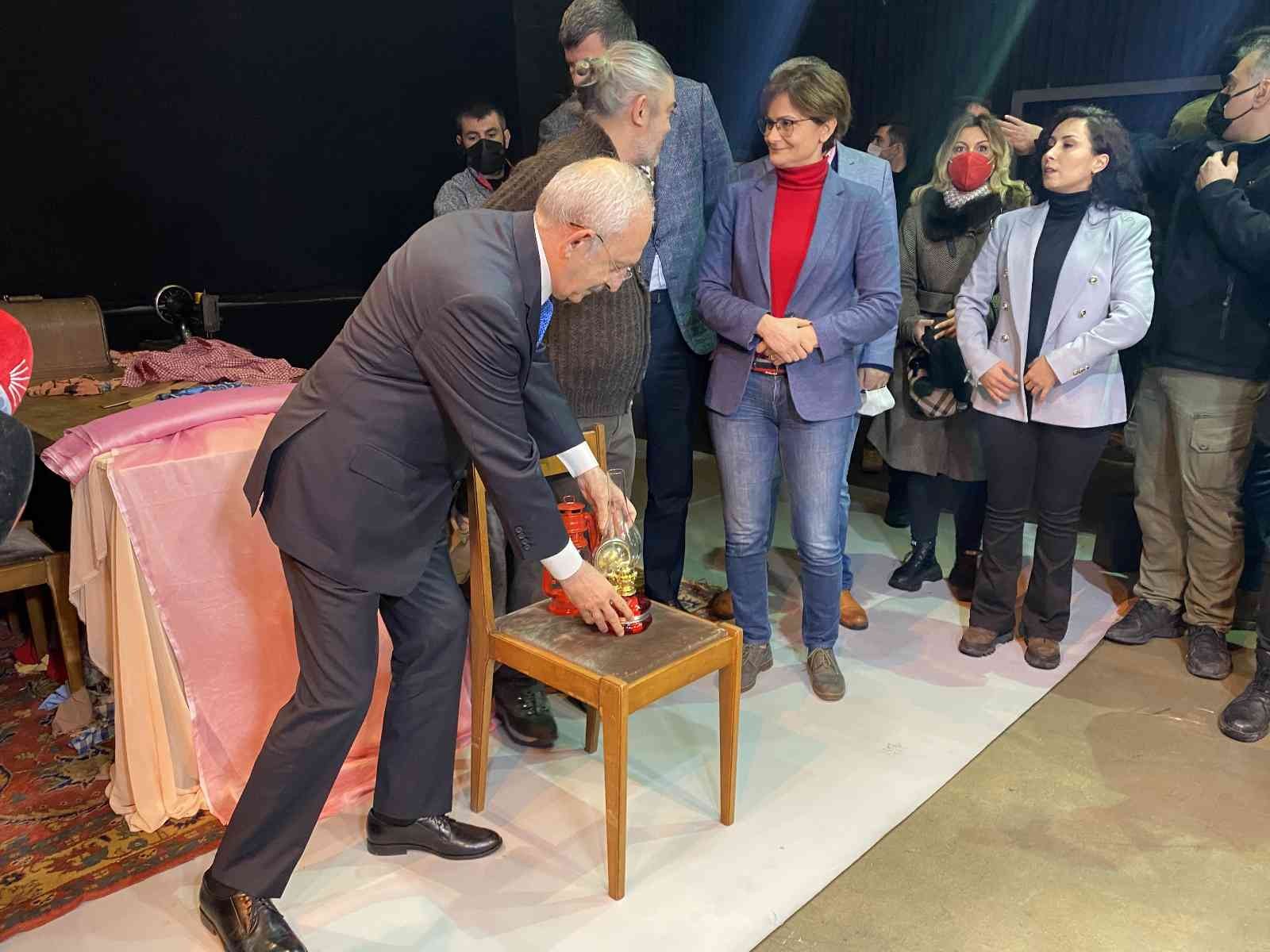 CHP Genel Başkanı Kemal Kılıçdaroğlu, Kadıköy’de bulunan ve faturalarını ödeyemedikleri için elektrikleri kesilen Moda Sahnesi’ni ziyaret etti ...