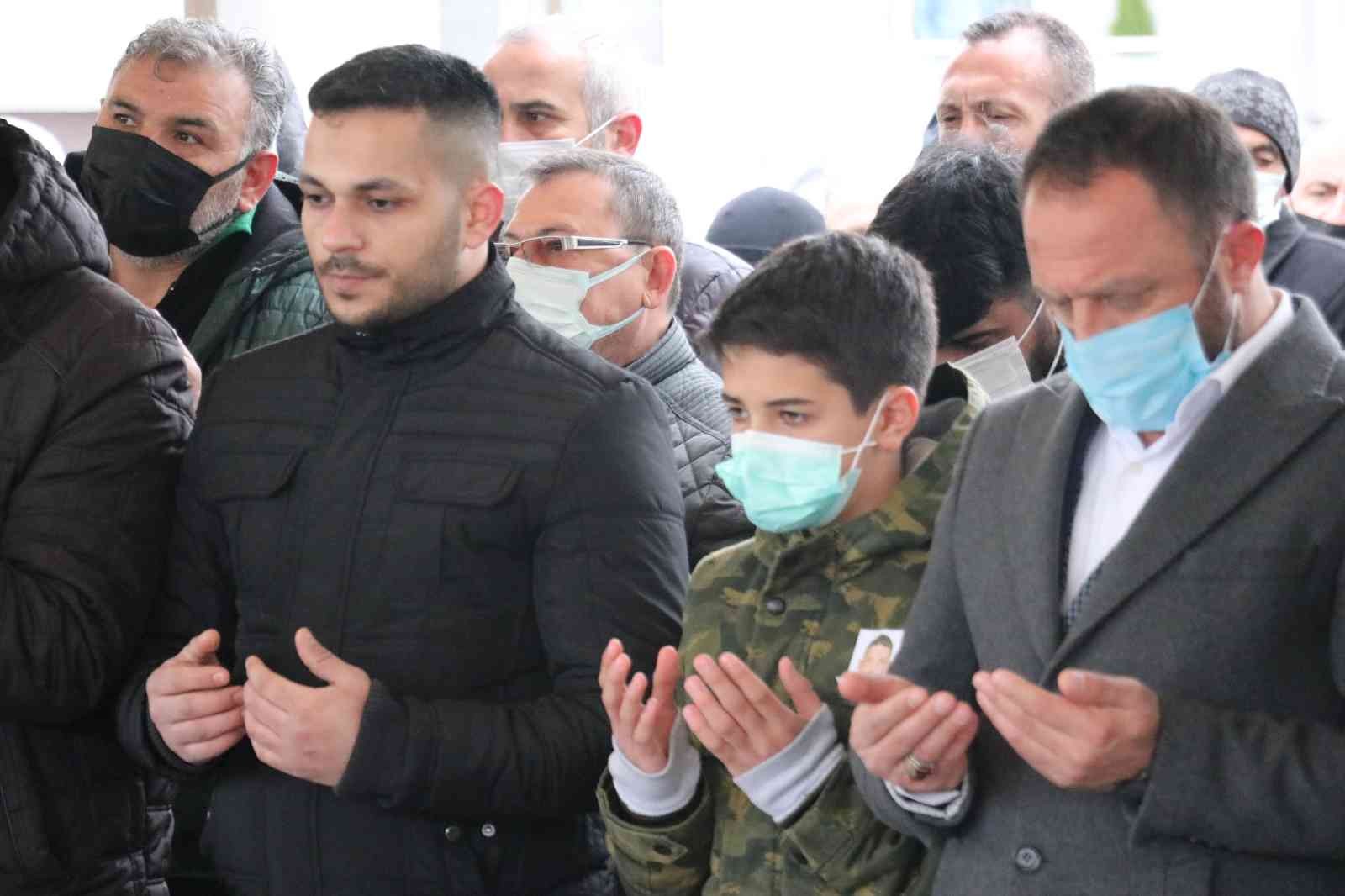 Kocaeli’nin Derince ilçesinde tabancayla vurularak öldürülen evli ve 2 çocuk babası şahıs toprağa verildi. Olay, 1 Mart Salı gecesi Derince ...
