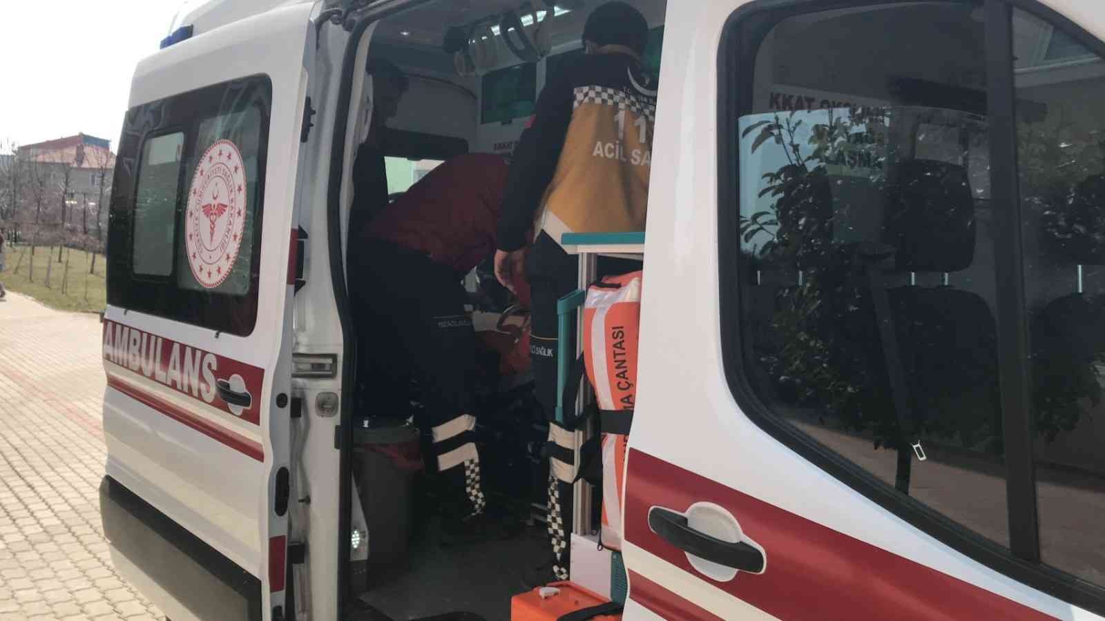 Cinnet geçiren kadın 10 yaşındaki oğlunu kesici aletle yaraladı Bilecik’te psikolojik sorunları nedeniyle tedavi gördüğü belirtilen kadın, geçirdiği cinnet sonucu 10 yaşındaki oğlunu kesici aletle yaraladı ...