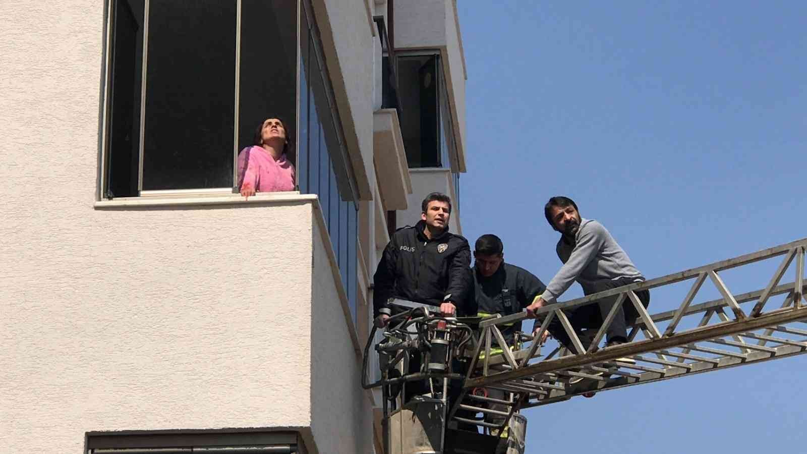 Cinnet geçiren kadın 10 yaşındaki oğlunu kesici aletle yaraladı Bilecik’te psikolojik sorunları nedeniyle tedavi gördüğü belirtilen kadın, geçirdiği cinnet sonucu 10 yaşındaki oğlunu kesici aletle yaraladı ...