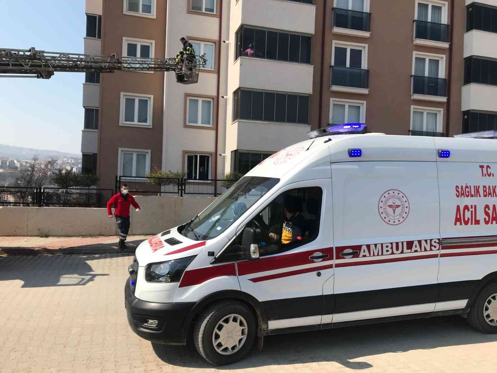 Cinnet geçiren kadın 10 yaşındaki oğlunu kesici aletle yaraladı Bilecik’te psikolojik sorunları nedeniyle tedavi gördüğü belirtilen kadın, geçirdiği cinnet sonucu 10 yaşındaki oğlunu kesici aletle yaraladı ...