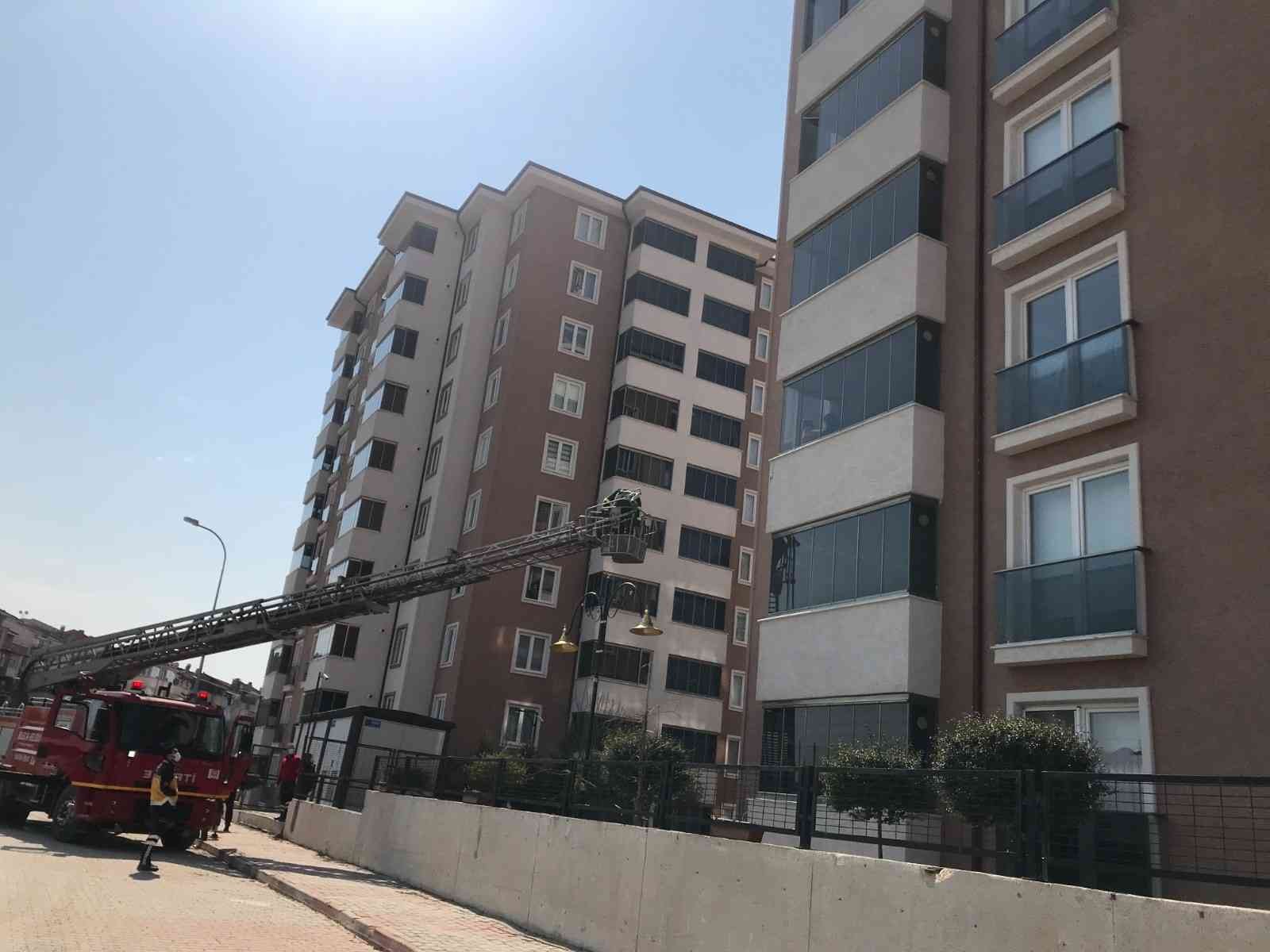 Cinnet geçiren kadın 10 yaşındaki oğlunu kesici aletle yaraladı Bilecik’te psikolojik sorunları nedeniyle tedavi gördüğü belirtilen kadın, geçirdiği cinnet sonucu 10 yaşındaki oğlunu kesici aletle yaraladı ...