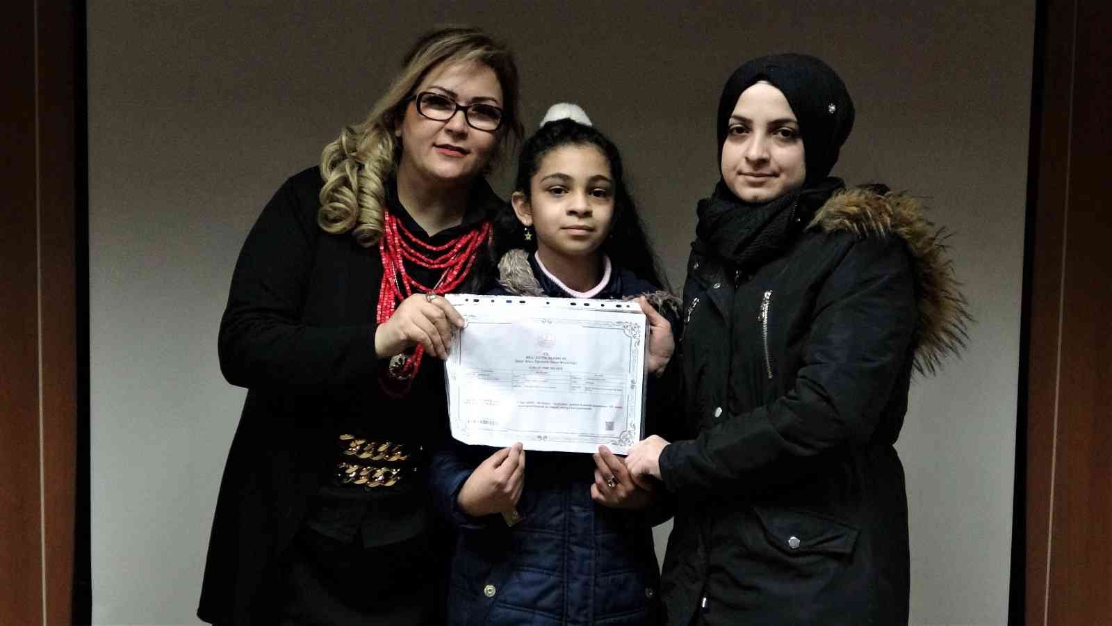 Çocuğunun dilini öğrendi 10 yıl sonra ilk defa "kızım" dedi Bursa’da bir anne işitme engelli kızıyla konuşabilmek için kursa giderek işaret dilini öğrendi. Kızına 10 yıl sonra "kızım" diyebildi. Suriye ...