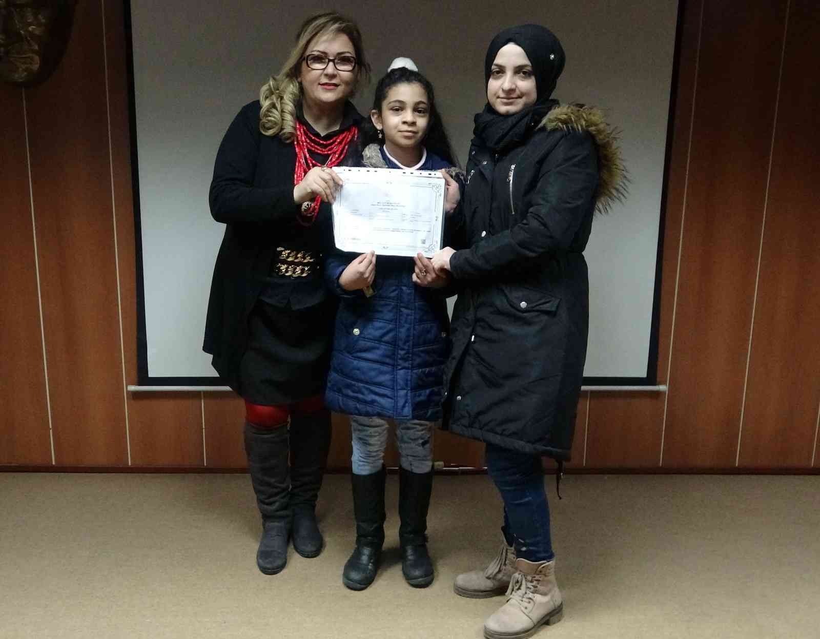 Çocuğunun dilini öğrendi 10 yıl sonra ilk defa "kızım" dedi Bursa’da bir anne işitme engelli kızıyla konuşabilmek için kursa giderek işaret dilini öğrendi. Kızına 10 yıl sonra "kızım" diyebildi. Suriye ...