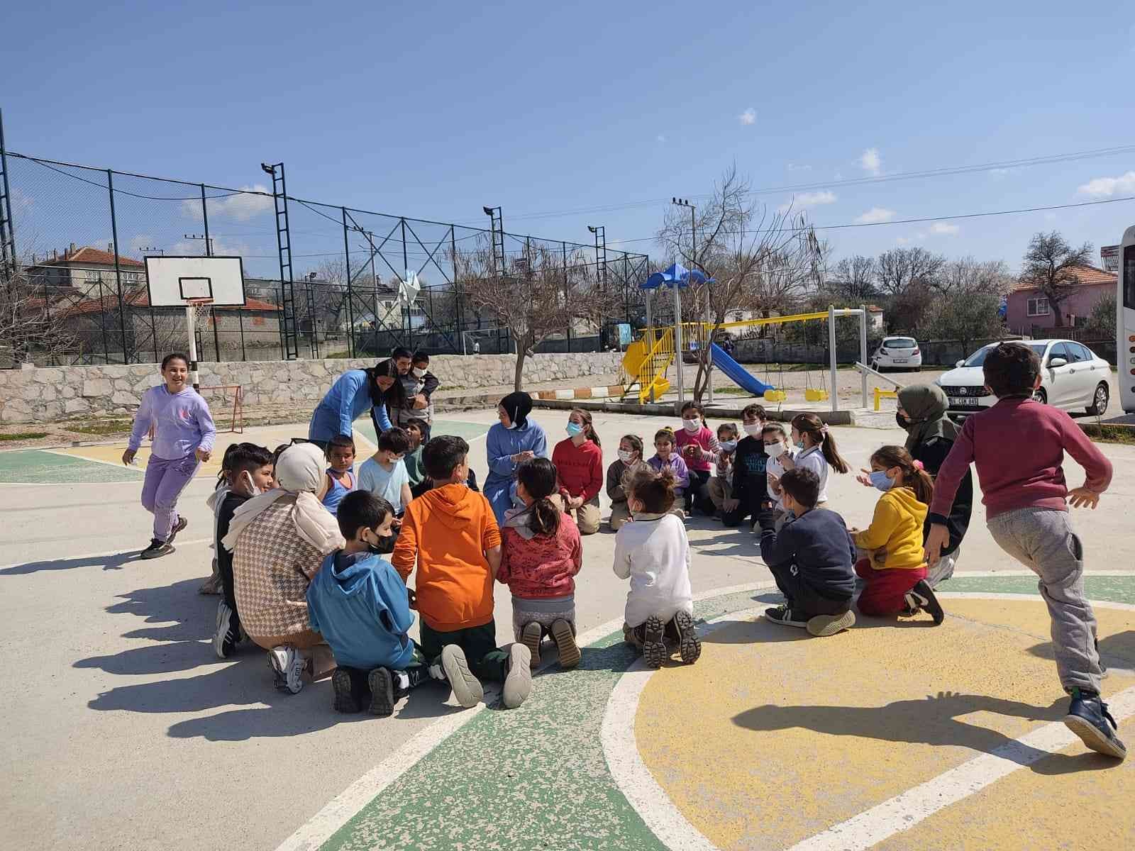 ÇOMÜ gönüllülerinden Akçapınar Ortaokulu’na destek Çanakkale Onsekiz Mart Üniversitesi (ÇOMÜ), Kurumsal İletişim Koordinatörlüğü Sosyal Sorumluluk Birimi faaliyetleri çerçevesinde sürdürülen ...