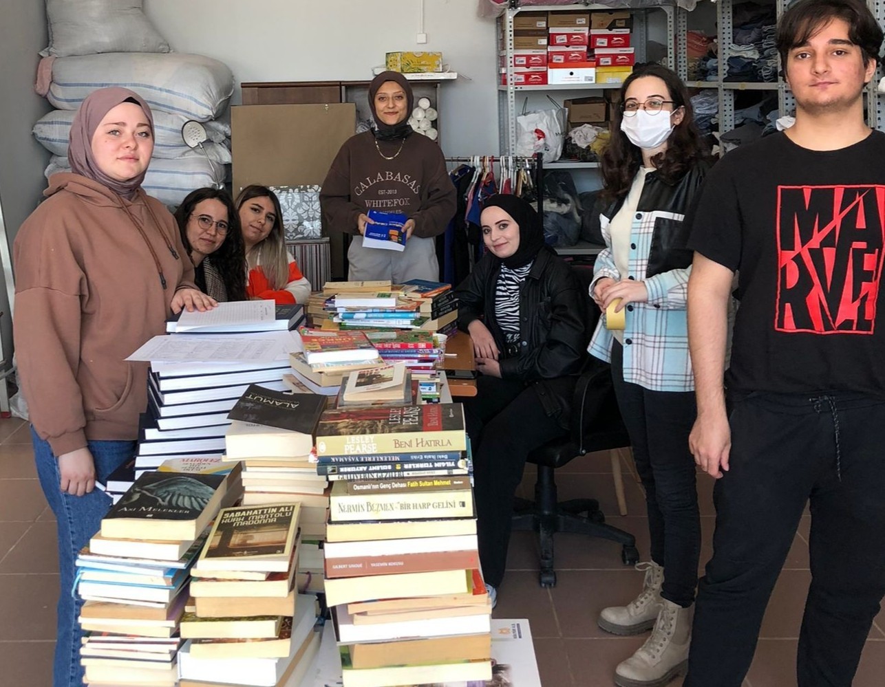 ÇOMÜ’lü öğrencilerden anlamlı kampanya Çanakkale Onsekiz Mart Üniversitesi (ÇOMÜ) öğrencileri, sosyal sorumluluk projeleri kapsamında merkez ilçede bulunan 2 ortaokulun kütüphanesinin ...