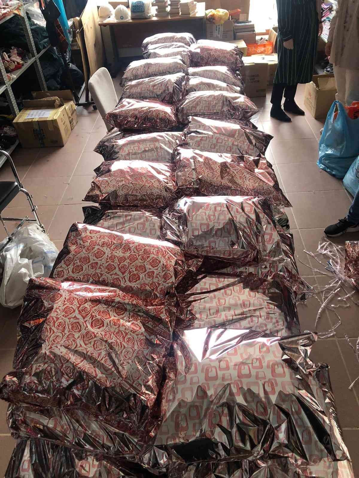 ÇOMÜ’lü öğrencilerden anlamlı kampanya Çanakkale Onsekiz Mart Üniversitesi (ÇOMÜ) öğrencileri, sosyal sorumluluk projeleri kapsamında merkez ilçede bulunan 2 ortaokulun kütüphanesinin ...