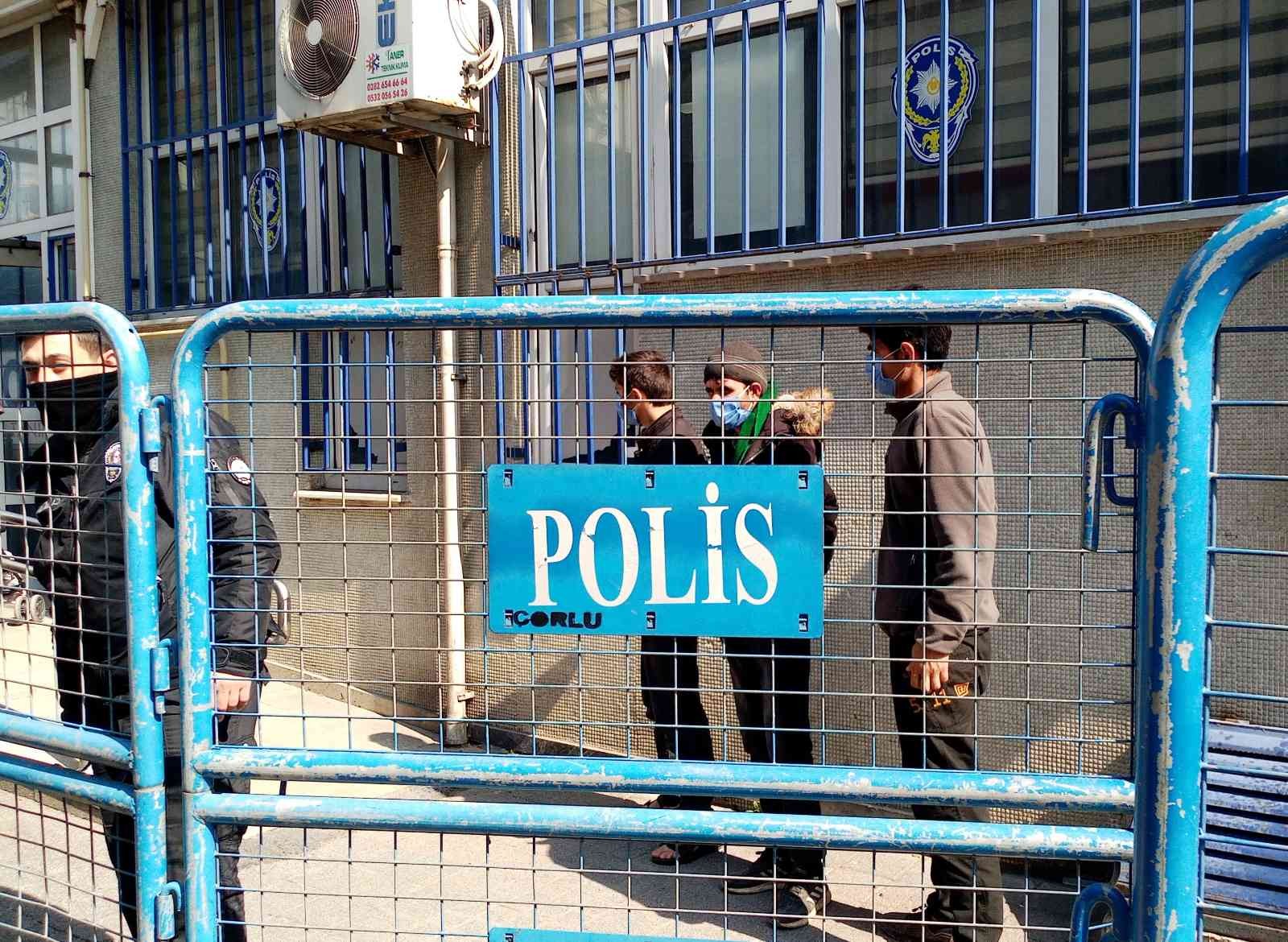 Çorlu’da 30 kaçak göçmen yakalandı Tekirdağ Çorlu’da düzensiz göç ile mücadeleye yönelik yapılan uygulamada 30 kaçak göçmen yakalandı. Edinilen bilgiye göre, Çorlu İlçe Emniyet ...