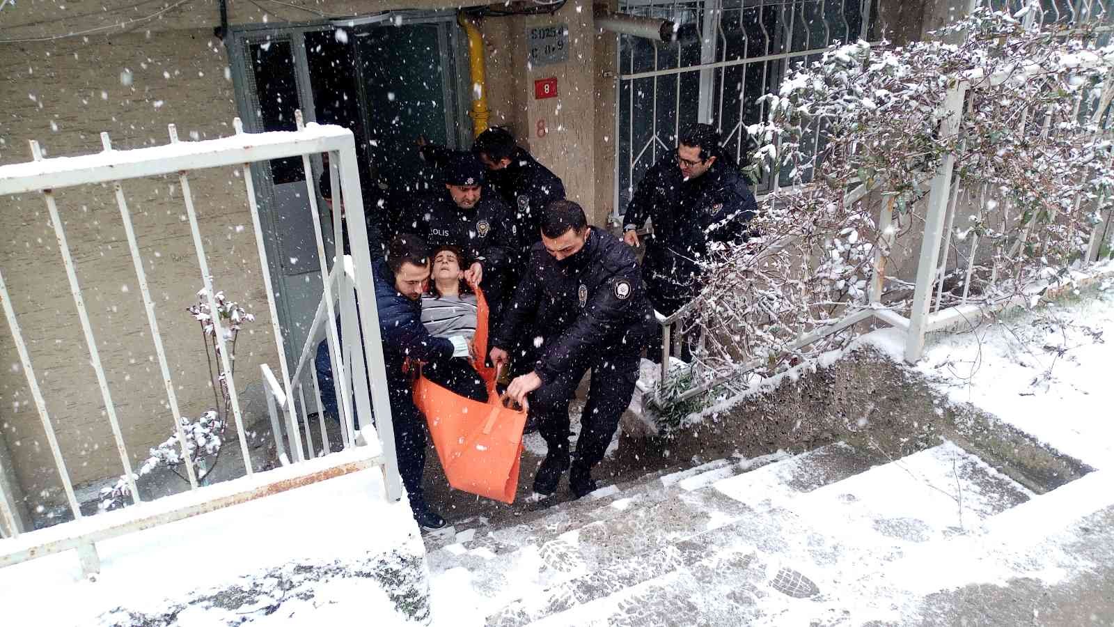 Çorlu’da akraba dehşeti: Üvey teyzesini vahşice öldürdü, eşini de yaraladı Tekirdağ’ın Çorlu ilçesinde aralarında çıkan alacak verecek tartışma sonrası F.Ç., üvey teyzesini 12 yerinden bıçaklayarak öldürdü eşini de aynı ...