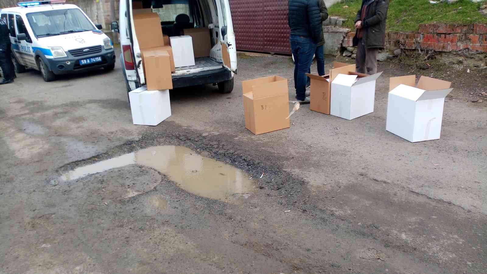 Çorlu’da kovalamaca sonrası yakalanan araçtan 180 bin makaron çıktı Tekirdağ’ın Çorlu ilçesinde polisin ’dur’ ihtarına uymayan sürücü 500 metre kaçabildi. Araçta yapılan aramada 180 bin adet makaron ele geçirildi ...