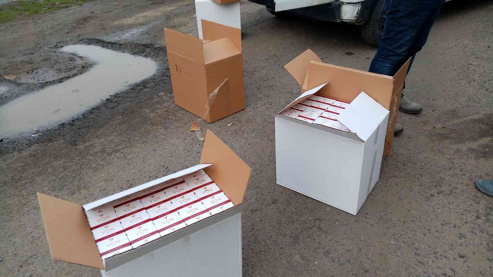 Çorlu’da kovalamaca sonrası yakalanan araçtan 180 bin makaron çıktı Tekirdağ’ın Çorlu ilçesinde polisin ’dur’ ihtarına uymayan sürücü 500 metre kaçabildi. Araçta yapılan aramada 180 bin adet makaron ele geçirildi ...