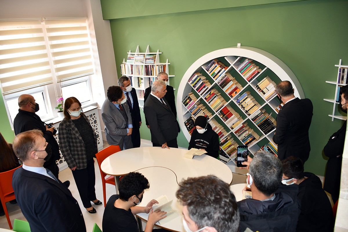 Çorlu’da kütüphane açılışı Çorlu’da eğitim-öğretim veren kurumlar arasında yer alan Mehmet Akif Ersoy Anadolu Lisesi’nde kurulan kütüphanenin açılışı yapıldı. Tekirdağ ...