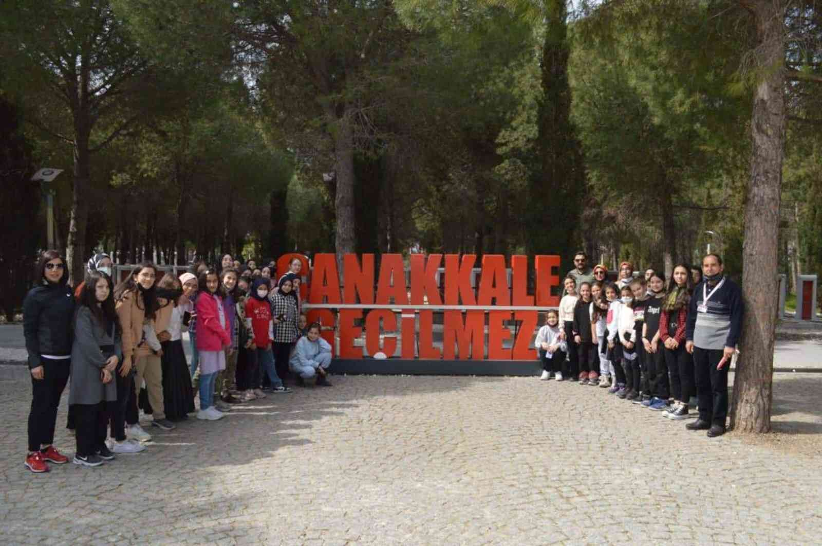 Çorlulu öğrencilerden Çanakkale çıkarması Tekirdağ’ın Çorlu ilçesinde eğitim veren 5 okulun öğrencileri, Tekirdağ İl Gençlik ve Spor Müdürlüğü ile Çorlu İlçe Milli Eğitim Müdürlüğü ...