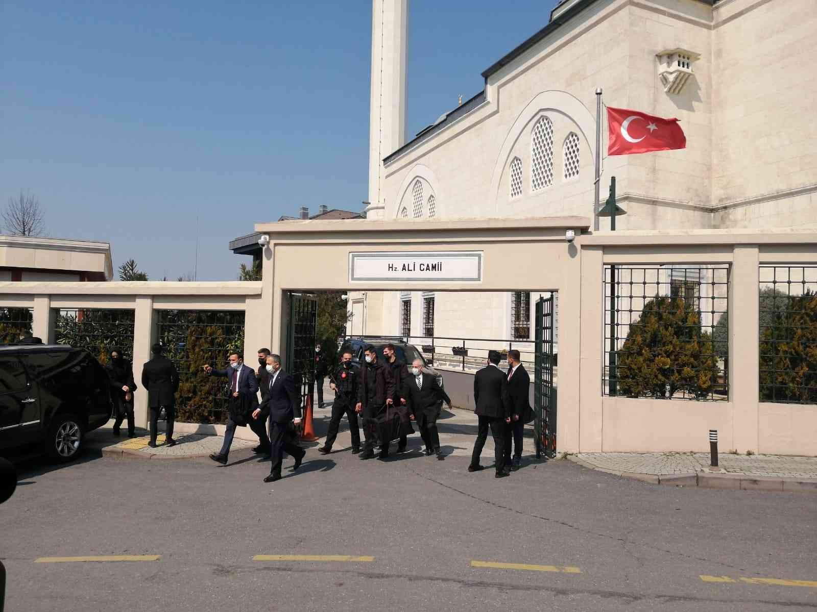 Cumhurbaşkanı Erdoğan cuma namazını Hz. Ali Camii’nde kıldı Cumhurbaşkanı Recep Tayyip Erdoğan, cuma namazını Üsküdar’daki Hz. Ali Camii’nde kıldı. Namazın ardından Cumhurbaşkanı Erdoğan, Tokat Havalimanı ...