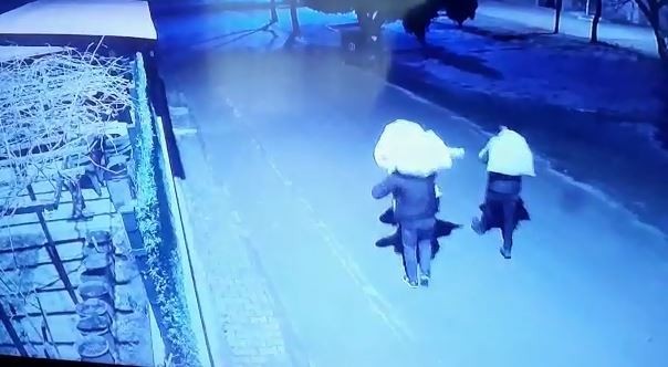 Çuvallı hırsızlar kamerada Tekirdağ’ın Çerkezköy ilçesinde inşaattan hırsızlık yaptıktan sonra sokakta torba ile gezen şahıslar önce kameraya, sonra ise jandarmaya ...