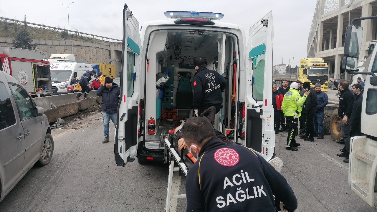 D-100’de 4 araç birbirine girdi, ortalık savaş alanına döndü Kocaeli’nin Gebze ilçesi D-100 Karayolu’nda iş makinasına çarpmamak için manevra yapan sürücünün idaresindeki tırın çarptığı otomobil takla ...