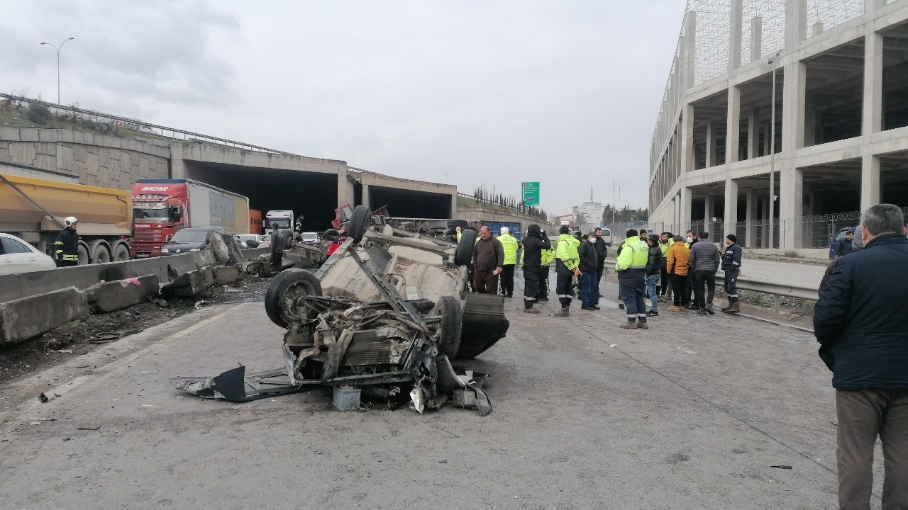 D-100’de 4 araç birbirine girdi, ortalık savaş alanına döndü Kocaeli’nin Gebze ilçesi D-100 Karayolu’nda iş makinasına çarpmamak için manevra yapan sürücünün idaresindeki tırın çarptığı otomobil takla ...