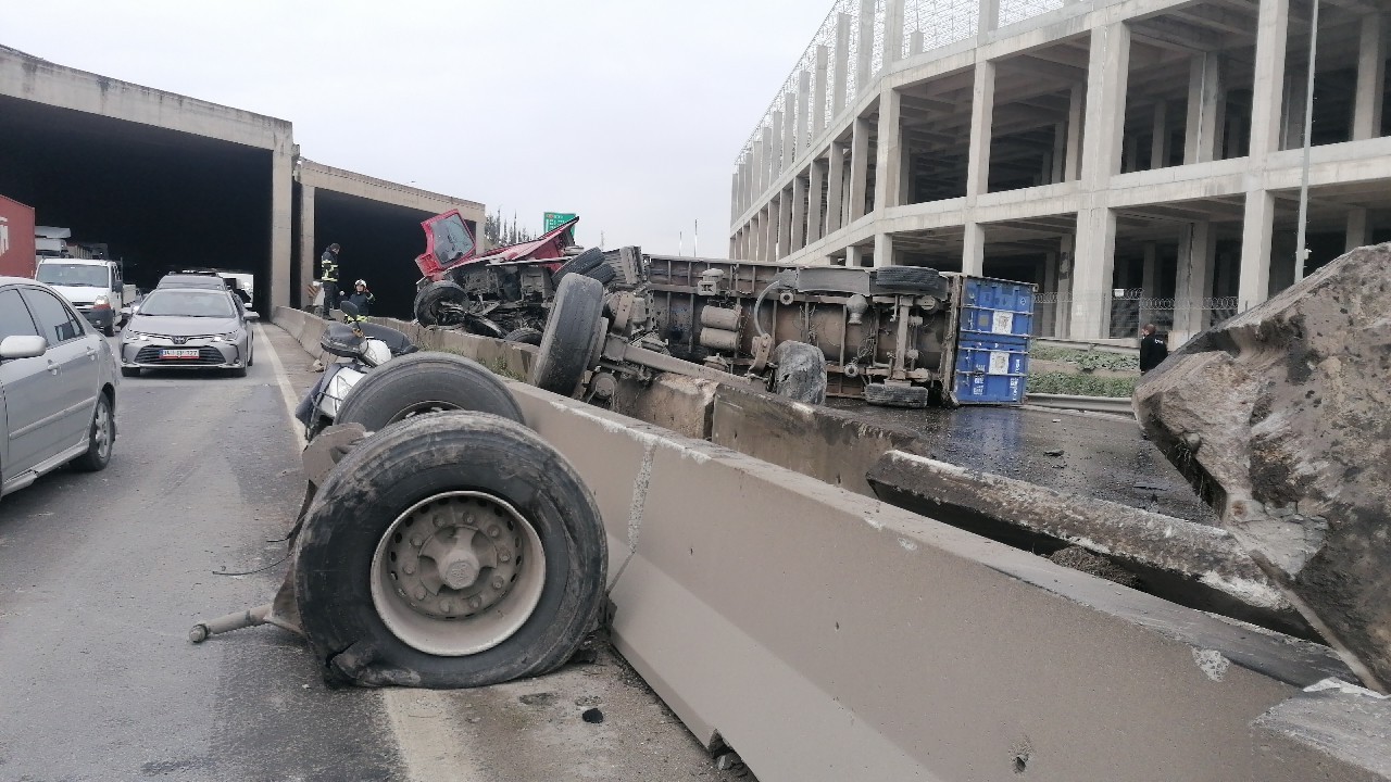 D-100’de 4 araç birbirine girdi, ortalık savaş alanına döndü Kocaeli’nin Gebze ilçesi D-100 Karayolu’nda iş makinasına çarpmamak için manevra yapan sürücünün idaresindeki tırın çarptığı otomobil takla ...