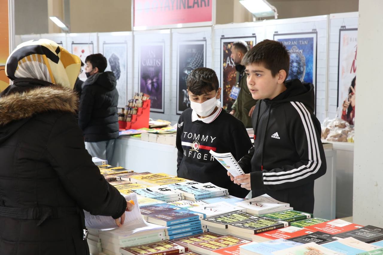 Darıca’da kitap fuarı açılışına yoğun ilgi Kocaeli’nin Darıca ilçesinde ikincisi gerçekleştirilen kitap fuarına öğrenciler yoğun ilgi gösterdi. Darıca Belediye Başkanı Muzaffer Bıyık’ın ...
