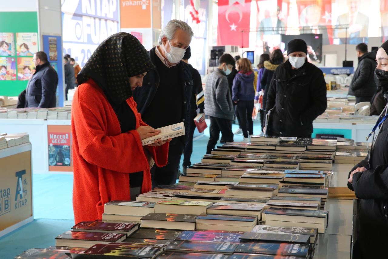 Darıca’da kitap fuarı açılışına yoğun ilgi Kocaeli’nin Darıca ilçesinde ikincisi gerçekleştirilen kitap fuarına öğrenciler yoğun ilgi gösterdi. Darıca Belediye Başkanı Muzaffer Bıyık’ın ...