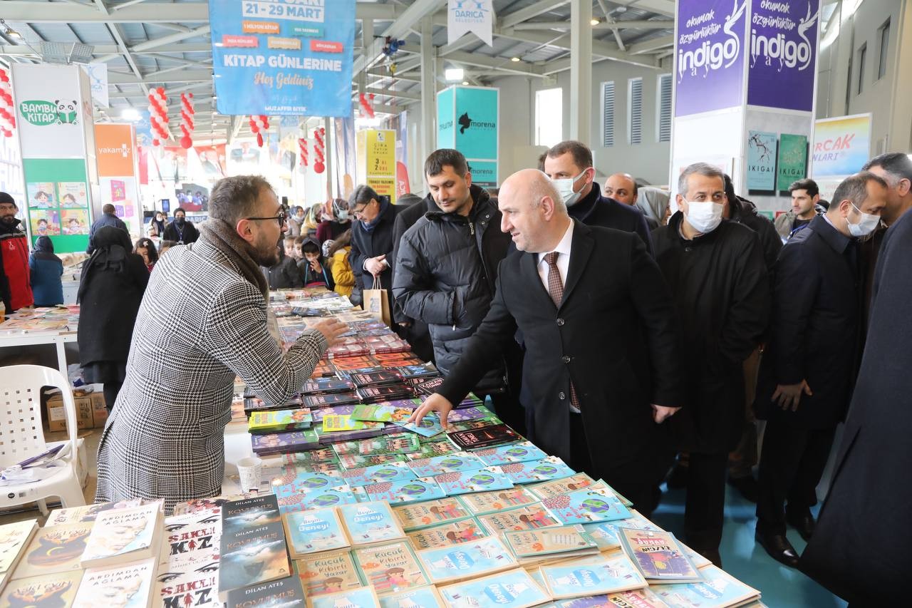 Darıca’da kitap fuarı açılışına yoğun ilgi Kocaeli’nin Darıca ilçesinde ikincisi gerçekleştirilen kitap fuarına öğrenciler yoğun ilgi gösterdi. Darıca Belediye Başkanı Muzaffer Bıyık’ın ...