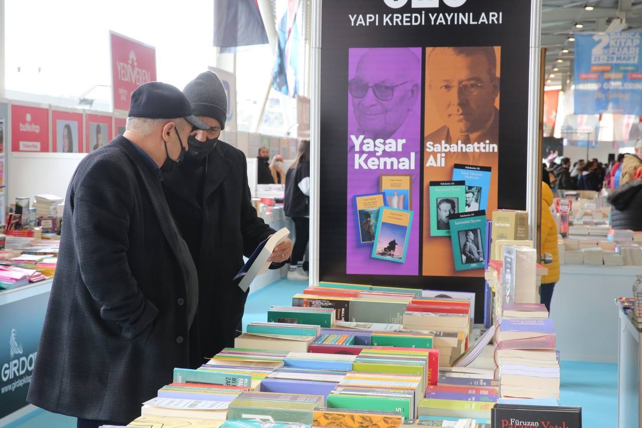 Darıca’da kitap fuarı açılışına yoğun ilgi Kocaeli’nin Darıca ilçesinde ikincisi gerçekleştirilen kitap fuarına öğrenciler yoğun ilgi gösterdi. Darıca Belediye Başkanı Muzaffer Bıyık’ın ...
