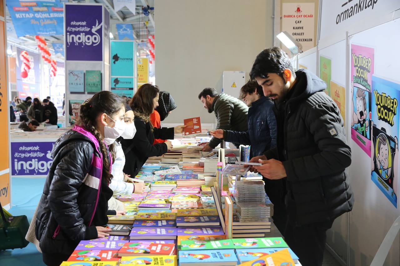 Darıca’da kitap fuarı açılışına yoğun ilgi Kocaeli’nin Darıca ilçesinde ikincisi gerçekleştirilen kitap fuarına öğrenciler yoğun ilgi gösterdi. Darıca Belediye Başkanı Muzaffer Bıyık’ın ...