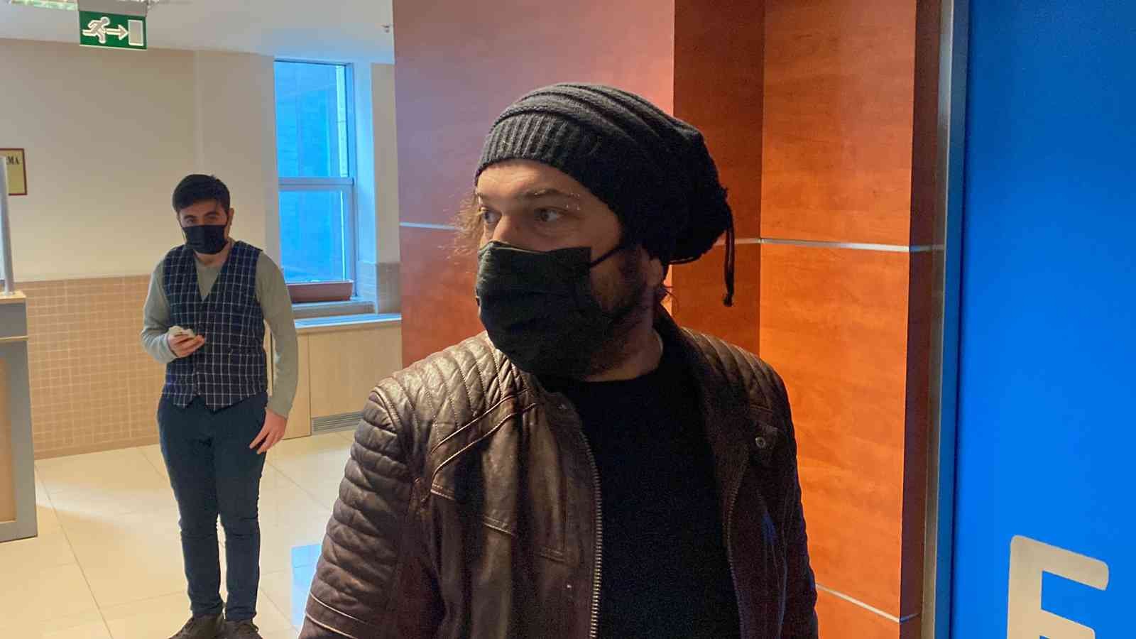 Darp ettiği komşusuna yönelik ’tam dövemedim, hak etti’ diyen Halil Sezai ifade verdi Tuzla’da, komşusunu darp ettiği gerekçesiyle hakkında 1 yıl 11 ay 17 gün hapis cezası verilen Halil Sezai, sahne aldığı mekanda söylediği “Kafam ...