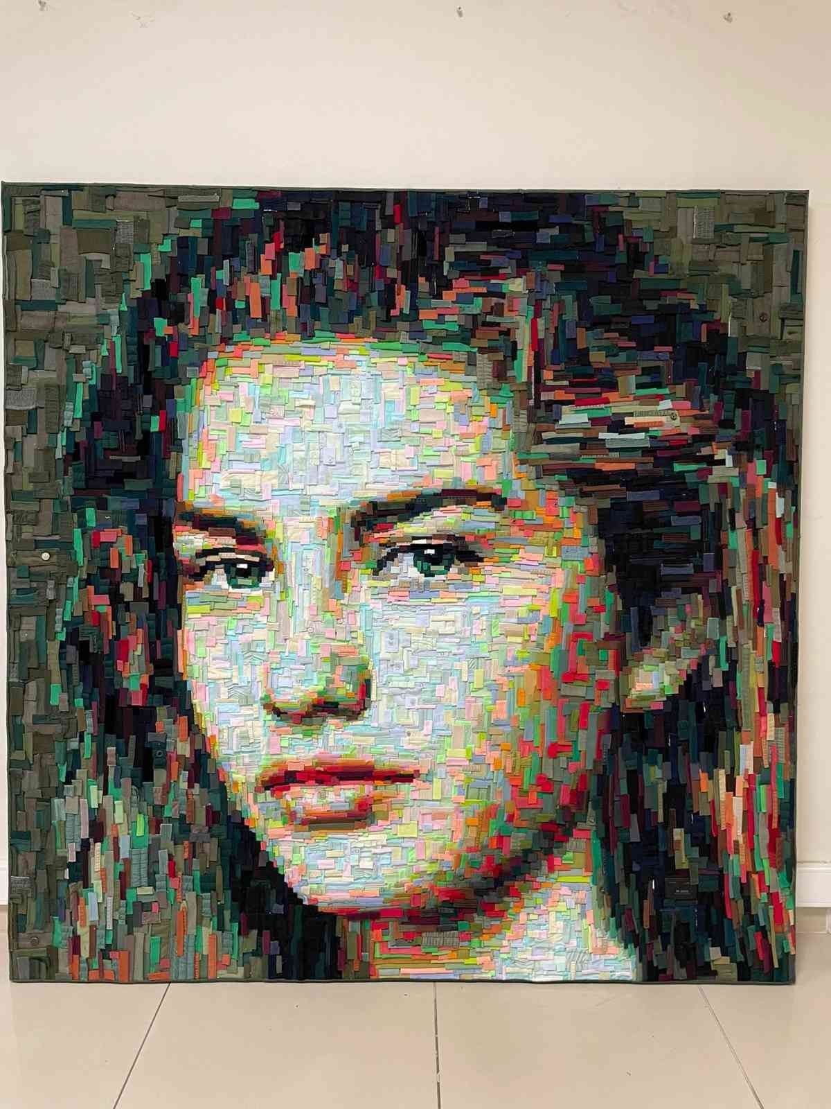 DeFacto’nun tekstil atıkları ünlü sanatçı Deniz Sağdıç’ın yorumuyla Berlin’de sergilenecek Her türlü kullanılmış objeyi, atık malzemeyi geri dönüşüm ve ileri dönüşüm prensibiyle sanatın kendi dünyasında eser olarak yeniden var eden ...